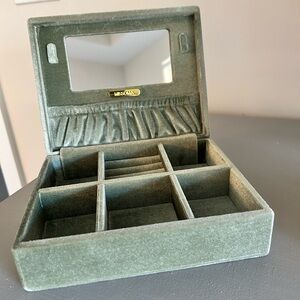 Missoma Velvet Jewellery box - Sage Green💍-NEVER USED!